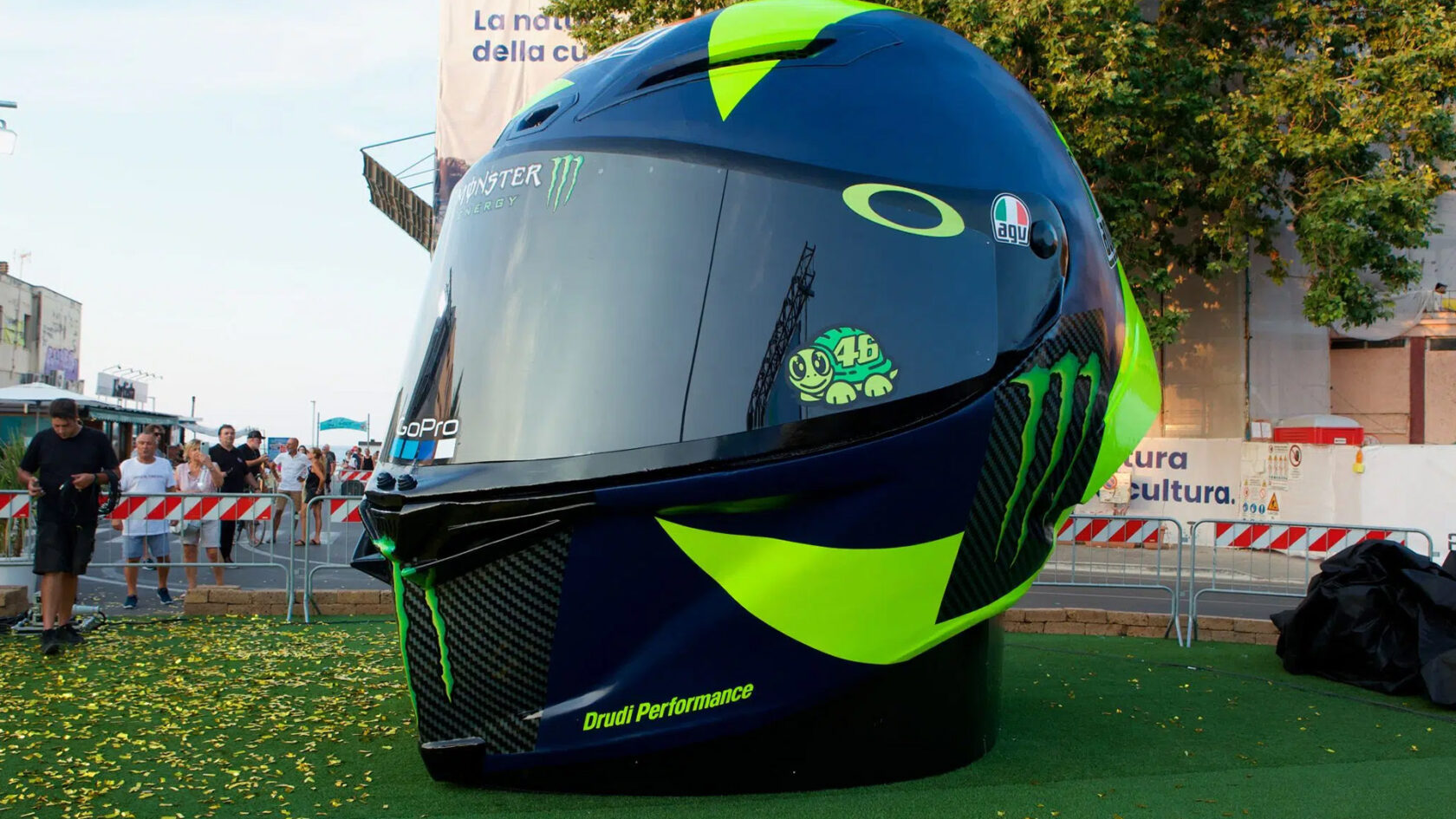 Valentino Rossi riceve un casco gigante stampato in 3D da Caracol AM image