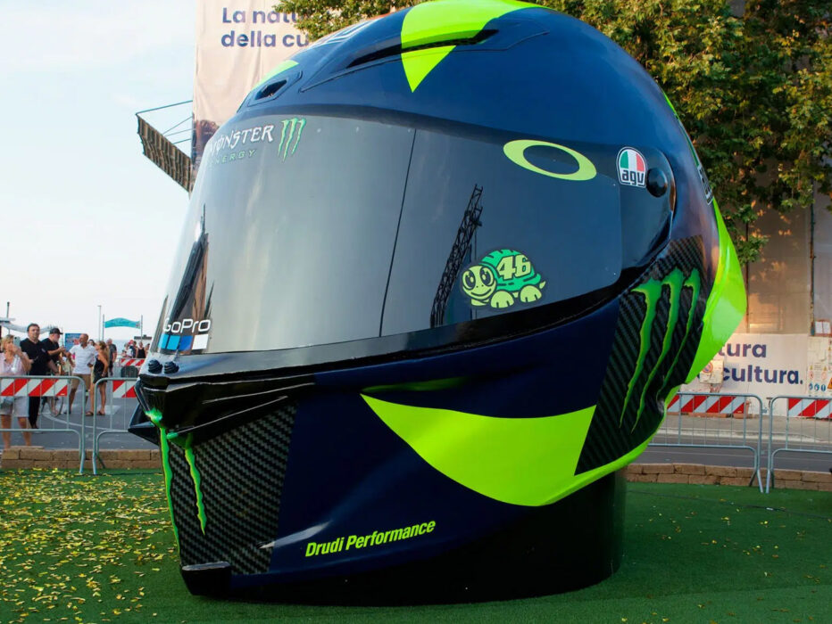 Valentino Rossi riceve un casco gigante stampato in 3D da Caracol AM